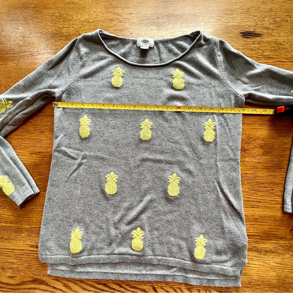⭐️ Old Navy Lightweight Sweater Gray with Pineapple Print size SMALL - Picture 5 of 12